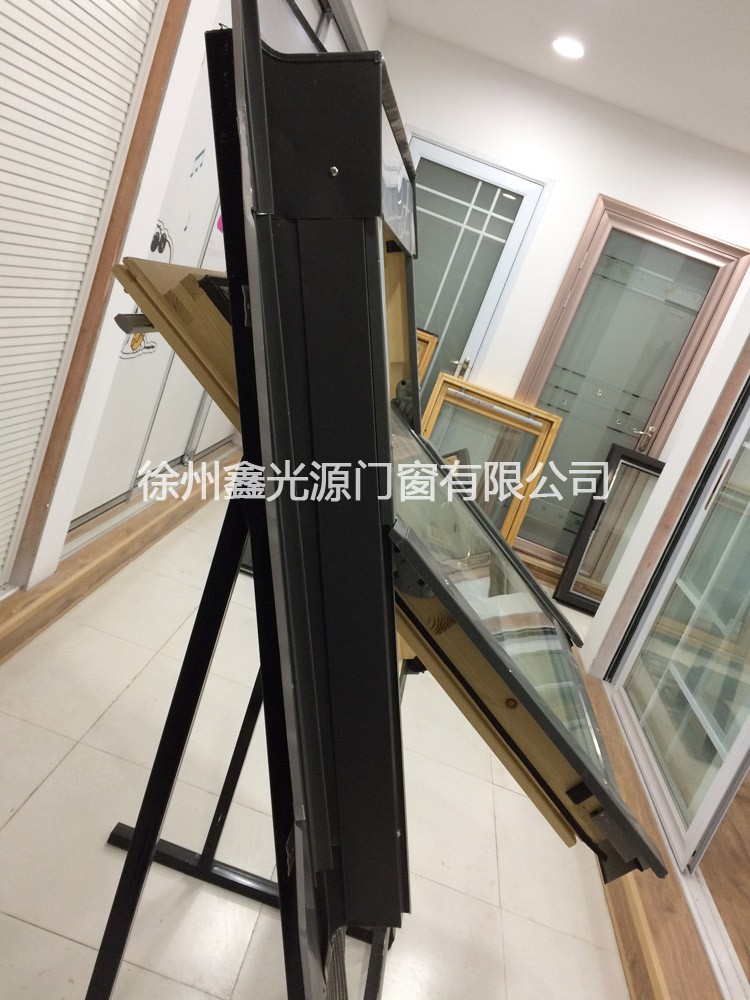 鋁木中懸天窗